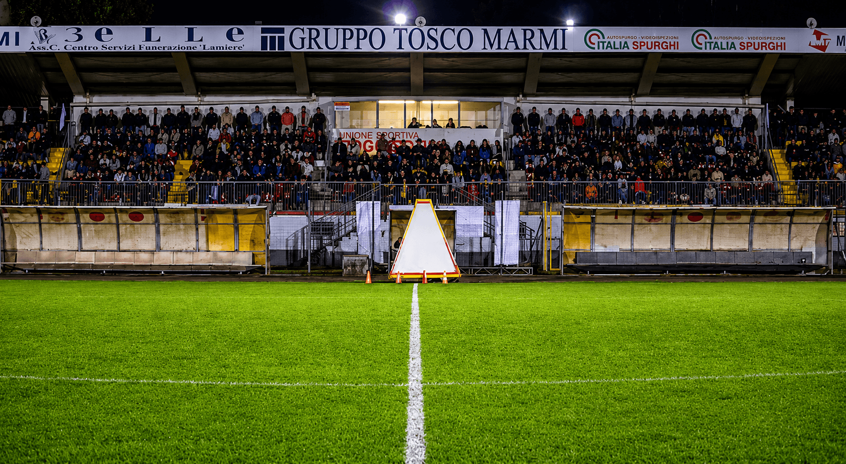 Tribuna gremita allo Stadio Stefano Lotti durante la serata inaugurale del Marisa Cup 2026